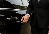 Chauffeur Taxi Confort accueillant un passager